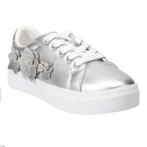SONOMA GOODS FOR LIFE NORII SILVER SNEAKERS GIRLS SIZE 5 NEW